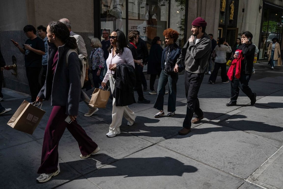 Bloomberg image for US Consumer Confidence Eases as Inflation Worries Mount - Bloomberg.com