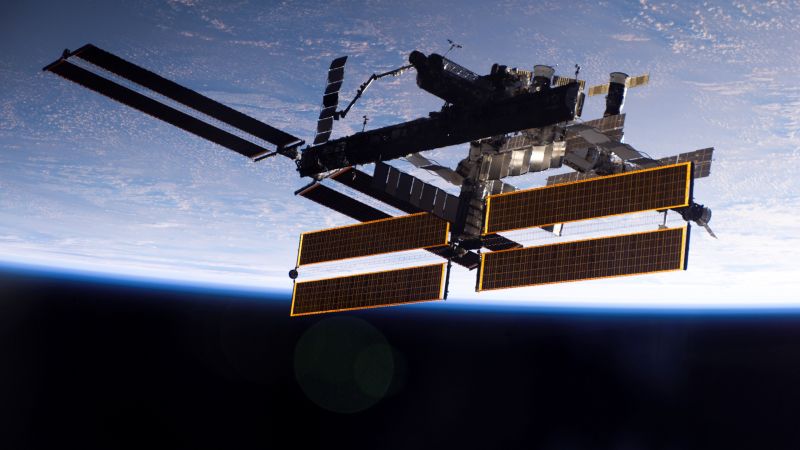 CNN image for Spacecraft brings Russians, American back to earth - CNN