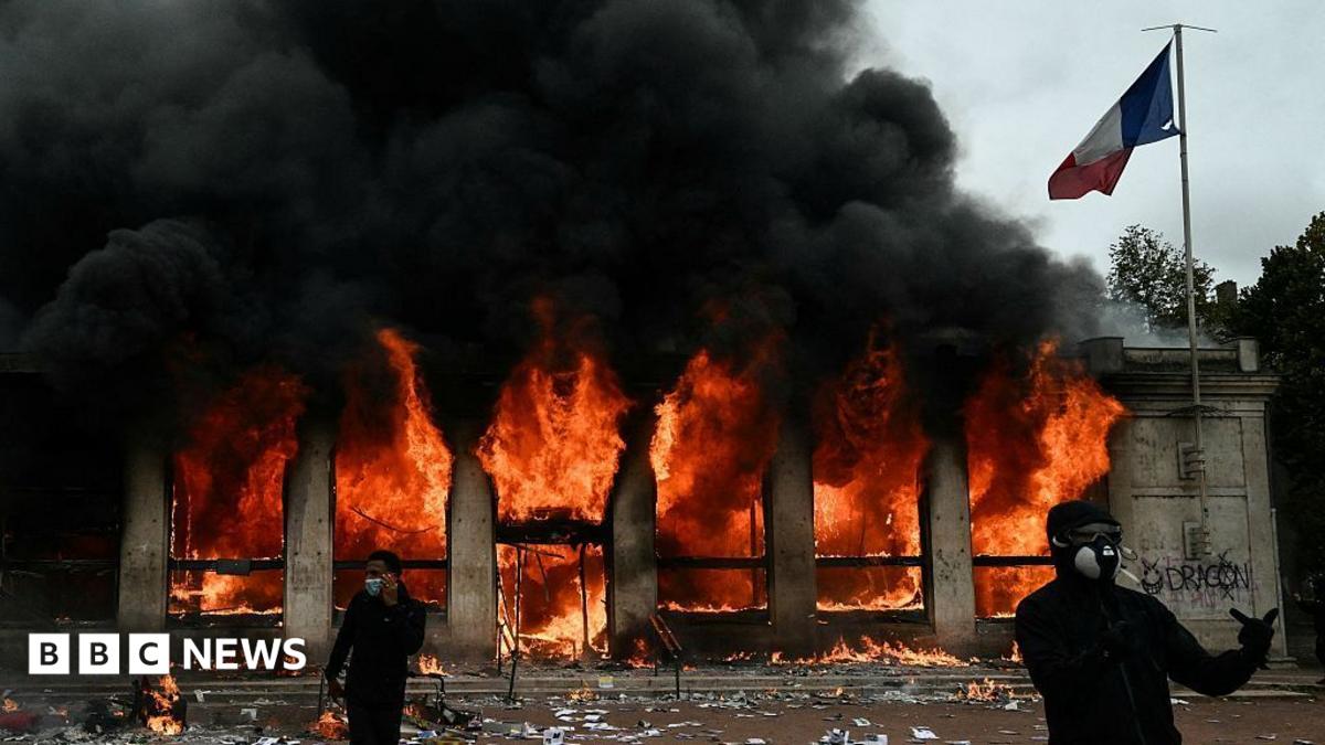 BBC News image for French weekend protests to be limited to union demos only, says Macron