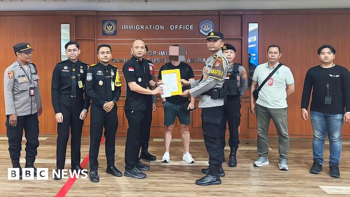 BBC News image for Crime boss Steven Lyons paraded by Bali police after airport arrest