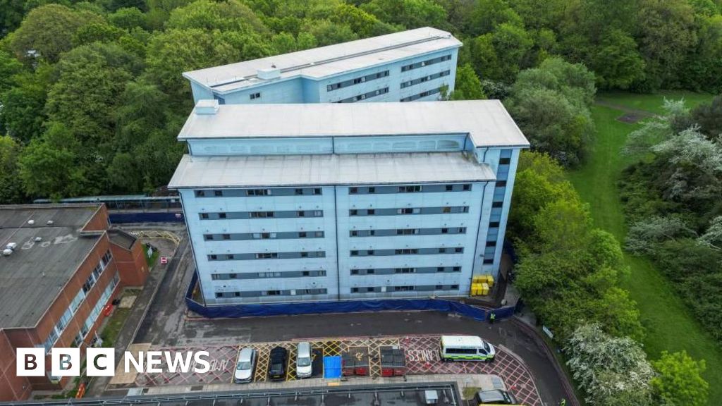 BBC News image for People begin leaving hospital after hantavirus isolation - BBC