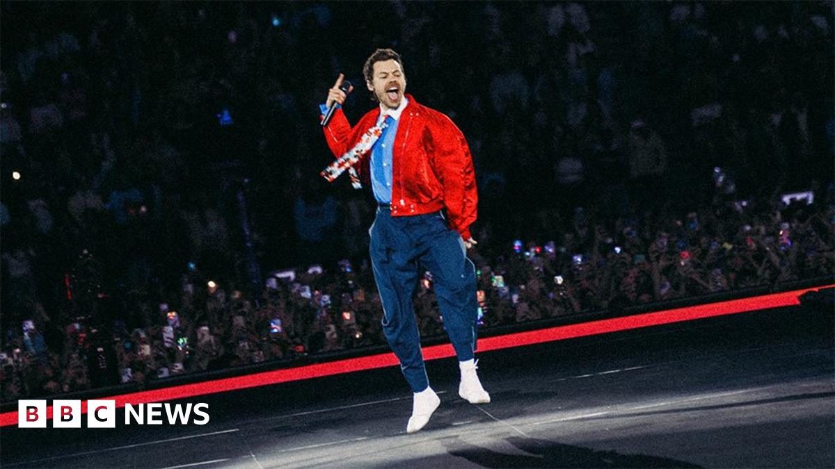 BBC News image for Harry Styles tour to review staging after fan complaints