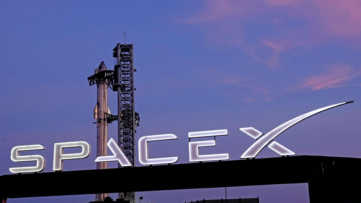Bloomberg image for SpaceX Shares Indicated More Than 35% Higher in Shadow Trading - Bloomberg