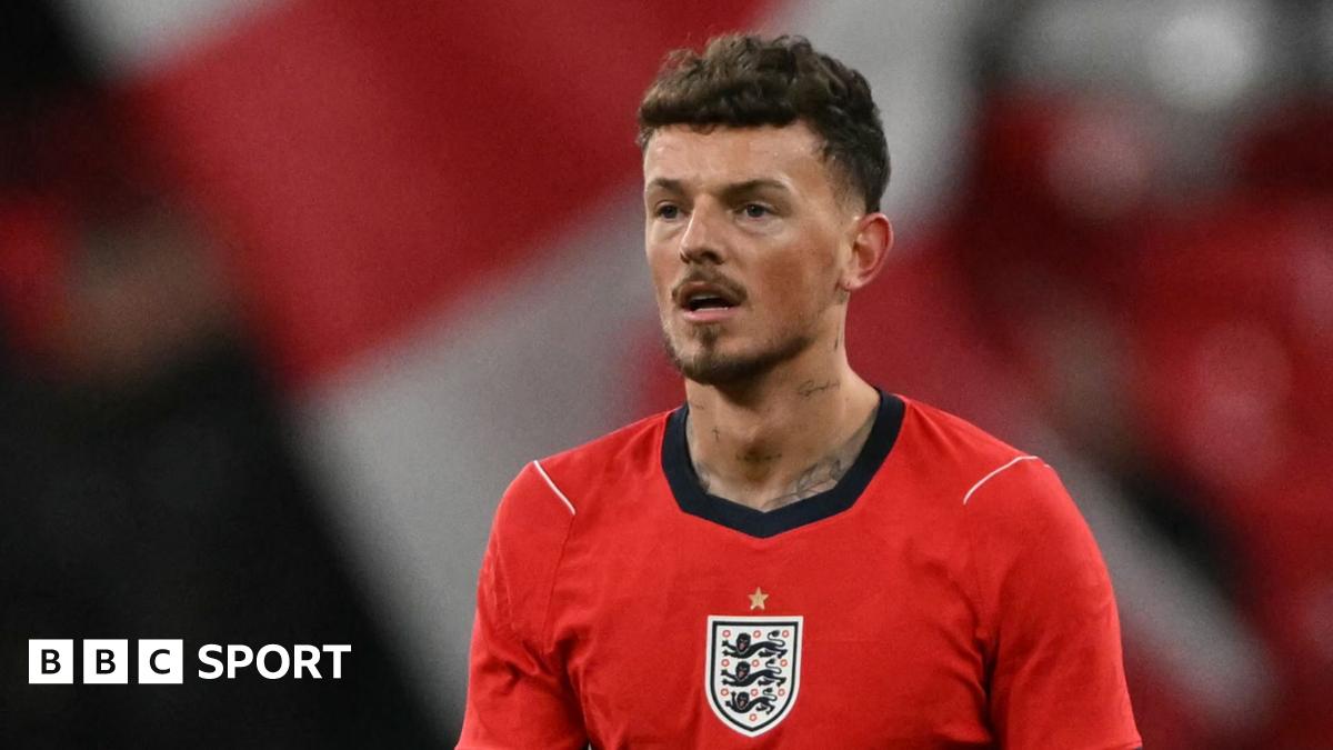 BBC News image for Jordan Henderson: Ben White will have support of England players - BBC