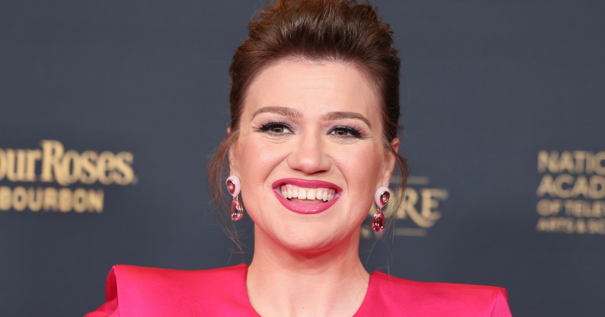 NBC News image for Kelly Clarkson says a Brooklyn store snubbed her. The shop says the item she wanted wasn’t for sale. - NBC News