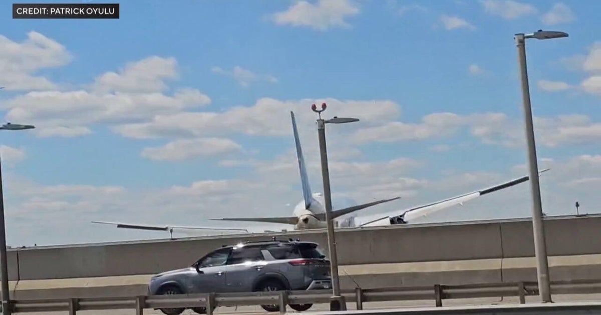 CBS News image for United flight landing at Newark Liberty Airport strikes light pole on New Jersey Turnpike, FAA says - CBS News