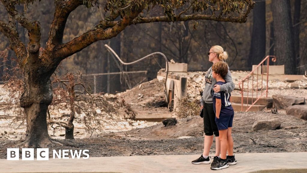 BBC News image for Washington state wildfires force 60,000 people to evacuate homes - BBC