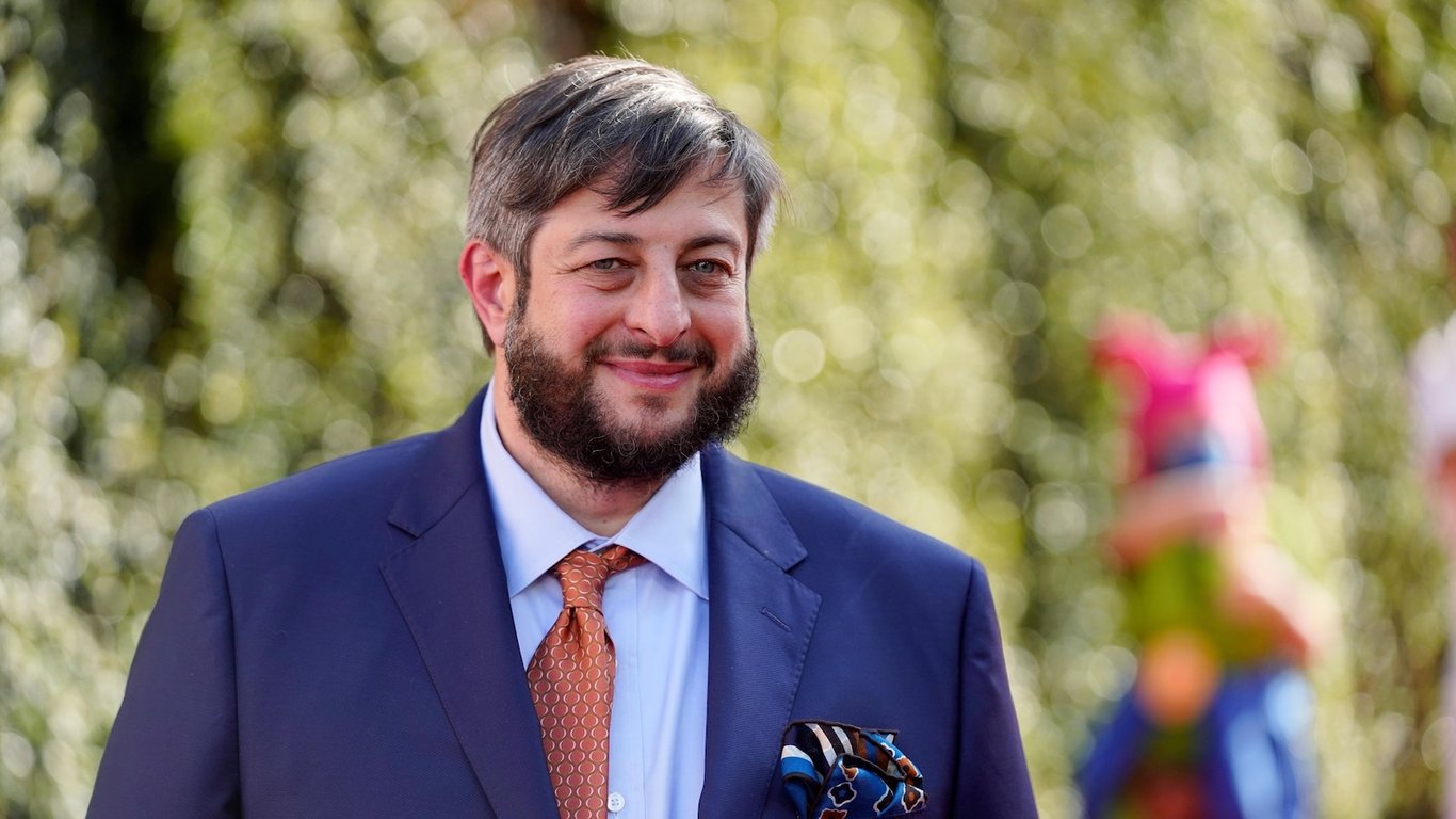 Abcnews.com image for 'Bob's Burgers' actor Eugene Mirman rescued from fiery crash by New Hampshire governor's detail - ABC News