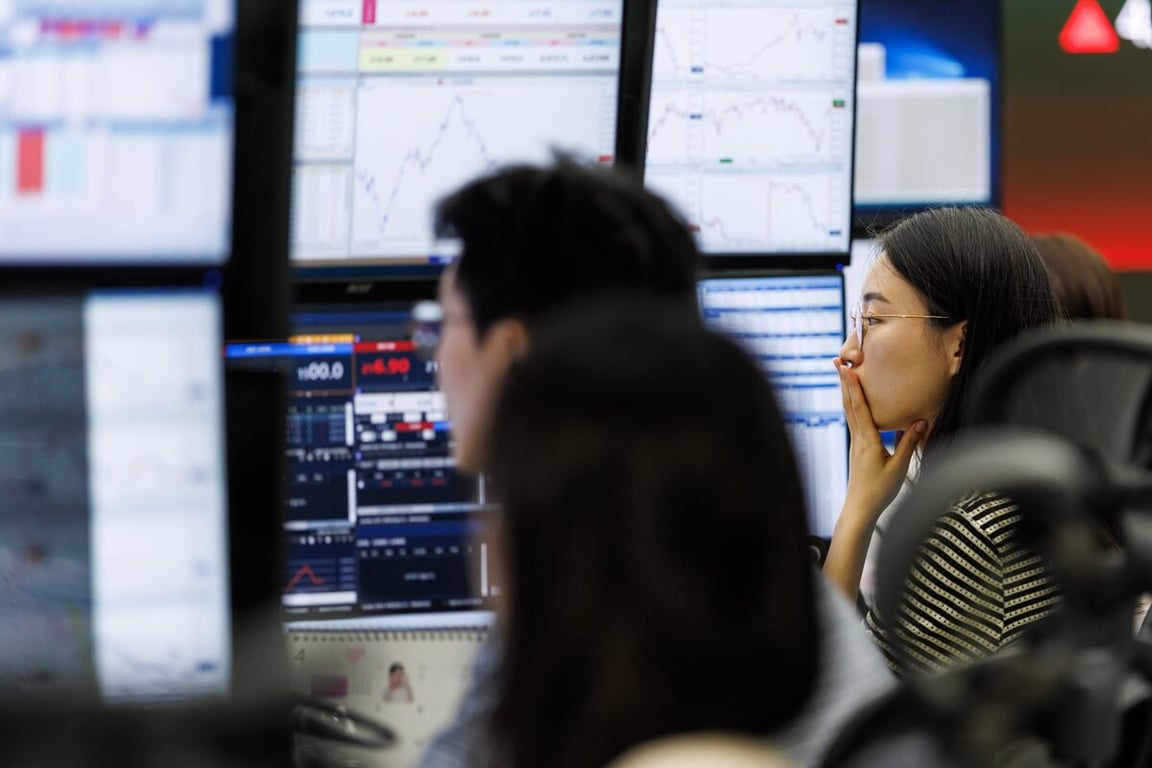 Bloomberg image for Korean Stocks Tumble After Reaching Milestone as Foreigners Sell - Bloomberg.com