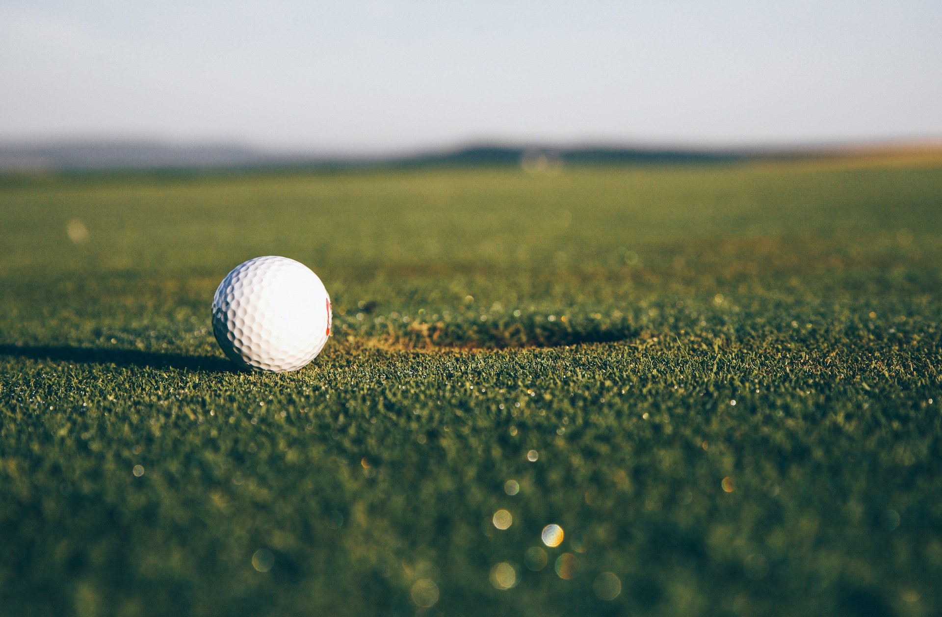 Golfbaan bij avondlicht