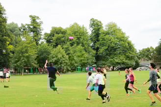 Participantes jugando al frisbee