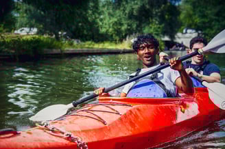 Estudiantes haciendo kayak
