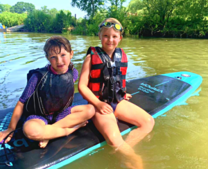 Bir paddle board oturuyor