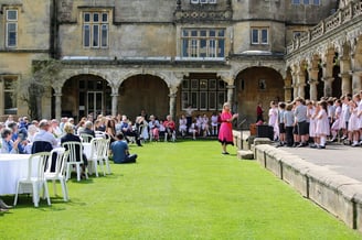 Todos los invitados de All Hallows   pilares