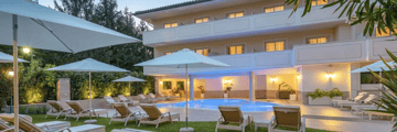 Swimming pool at the Villa Rosa Hotel