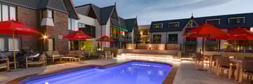 Chateau Marlborough, Poolside