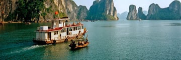 Cruising along Halong Bay