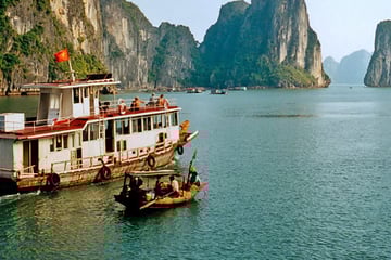 Cruising along Halong Bay