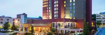 Hotel Entrance at Double Tree by Hilton Chattanooga Downtown 