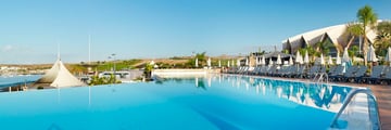 Infinity pool at H10 Playa Meloneras Palace