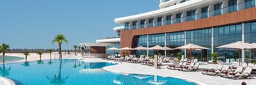 The infinity pool at Hampton by Hilton Marjan Island