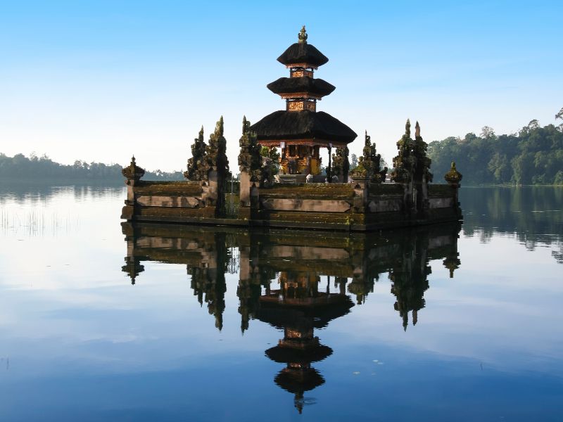 Hindi lake temple