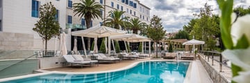 Hotel Park pool and exterior