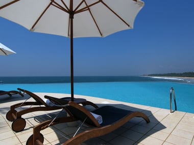 Infinity-edge pool at Saman Villas