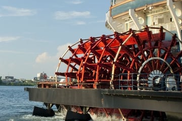 Paddlewheel sailing along the Mississippi River