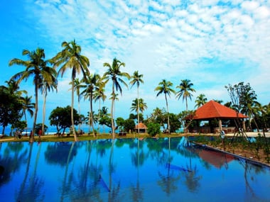 Pool and pool bar at Chaaya Tranz Hikkaduwa