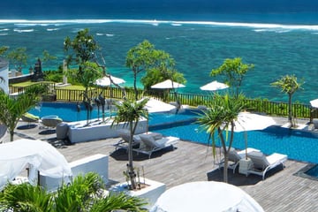 Samabe Bali, main pool overlooking the sea