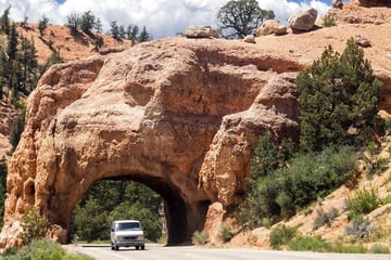 Red Arch tunnel, Bryce Canyon National Park, Utah