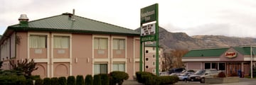 Sandman Inn & Suites Kamloops, Exterior of Inn and Denny's Restaurant