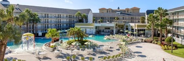 The Avanti International - Hotel Exterior and Pool