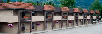 Tonquin Inn, Exterior
