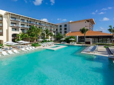 UNICO 20 87 pool area