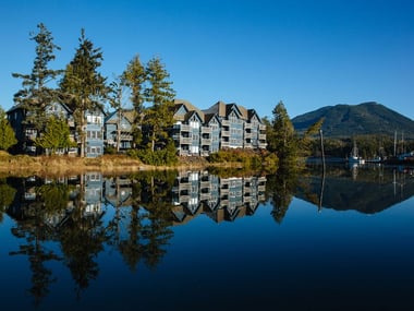 Water's Edge Shoreside Suites