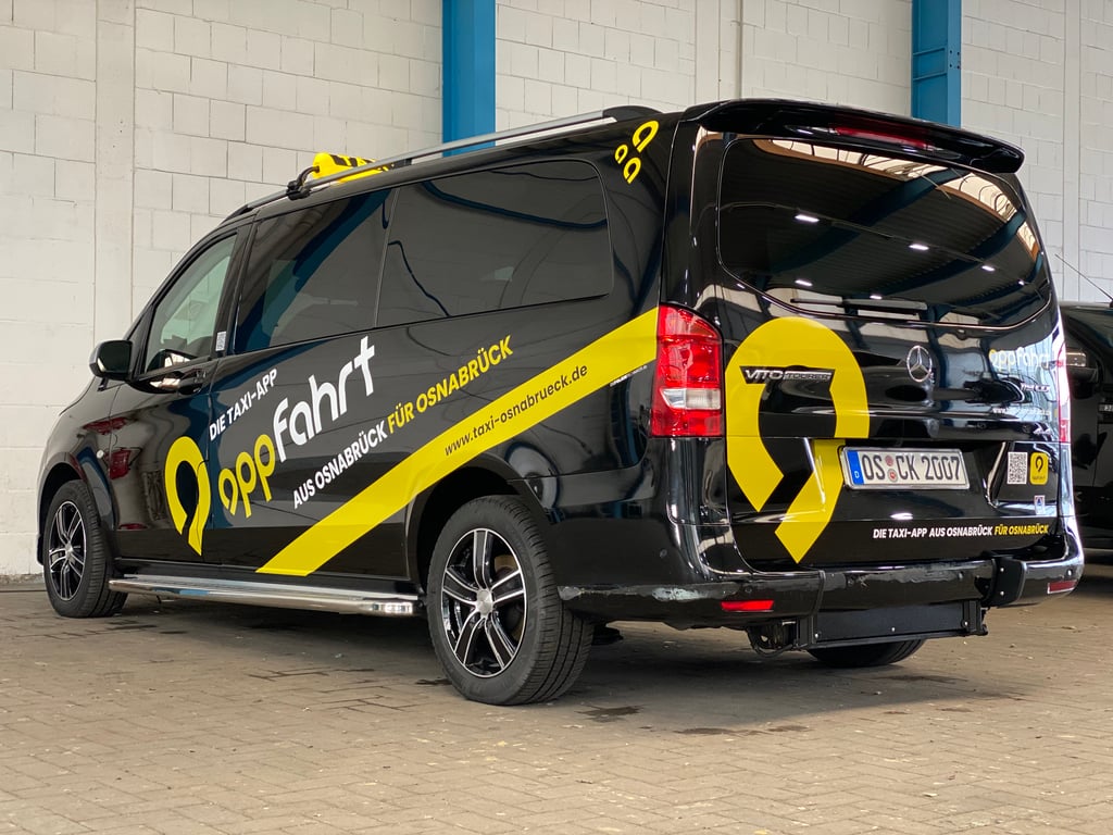 Schwarzer Mercedes Vito mit appfahrt Wrap