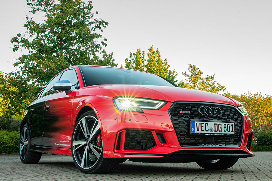 Roter Audi RS3 mit dezenter Branding-Verklebung