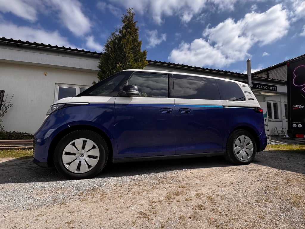 VW ID. Buzz in metallic-blau Seitenansicht