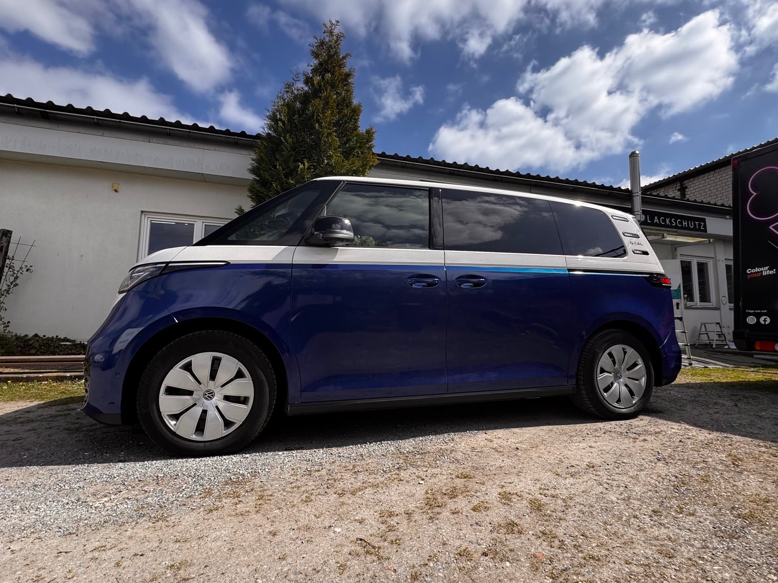 VW ID. Buzz Twotone in metallic-blau mit weißem Dach