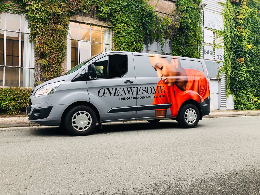 ONEAWESOME Sprinter mit Porträt-Wrap an Hauswand mit Efeu