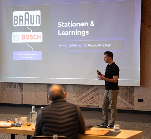 Gründer von faires.marketing bei einem Vortrag über seine Design-Stationen bei Braun und Bosch