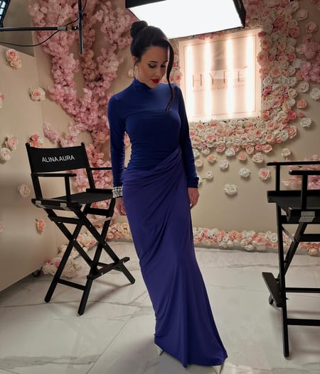 Alina am Soul-over-Beauty-Podcast-Set mit Regiestuhl und Blütenwand