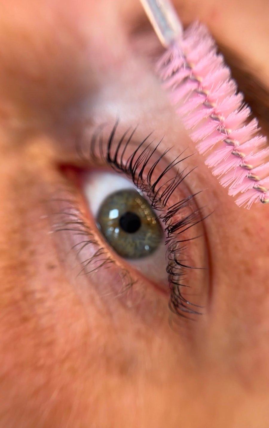 Grünes Auge mit sanft gelifteten Wimpern nach dem Lash Lift