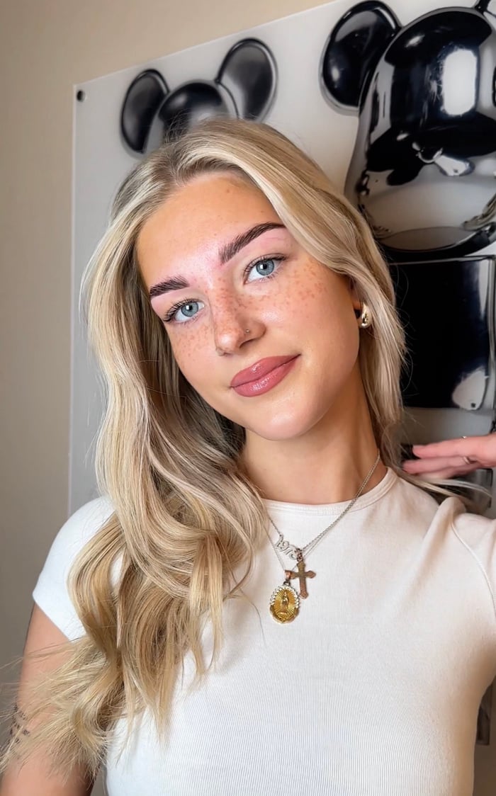 Blonde Frau mit frisch laminierten, definierten Augenbrauen