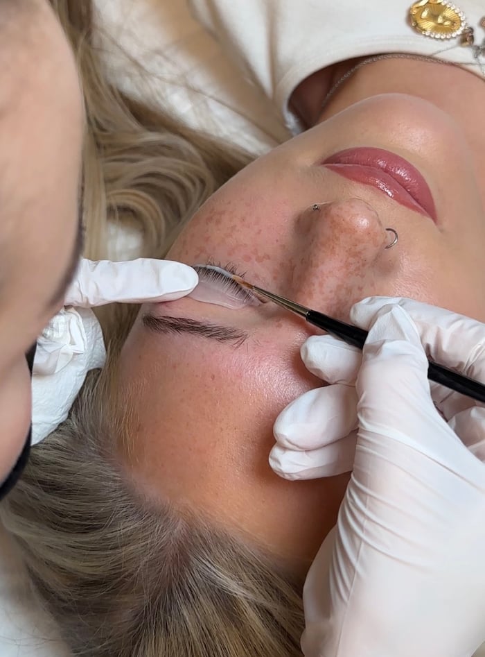 Aufkämmen und Formen der Augenbrauen während der Brow Lamination