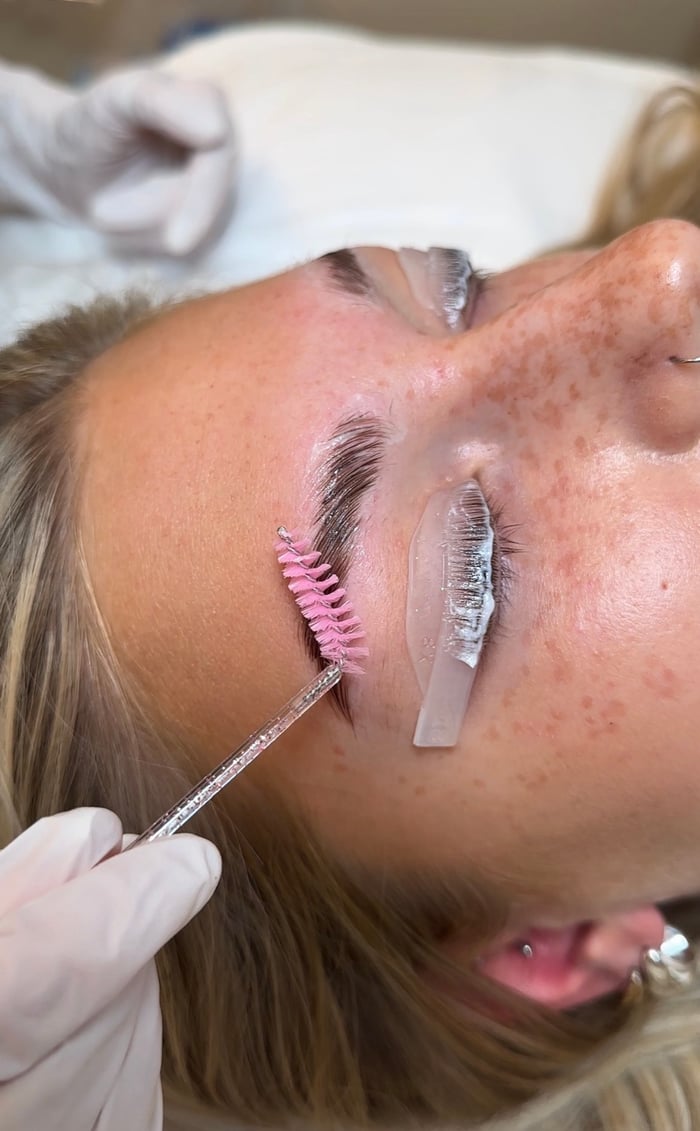 Lash Lift mit Silikonschild und Liftingcreme
