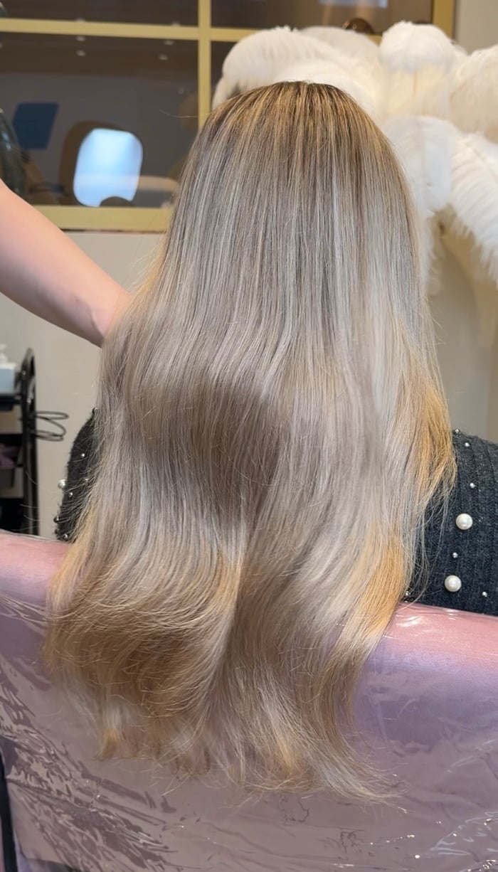Glänzendes champagnerfarbenes Blond, sehr gesundes Haar