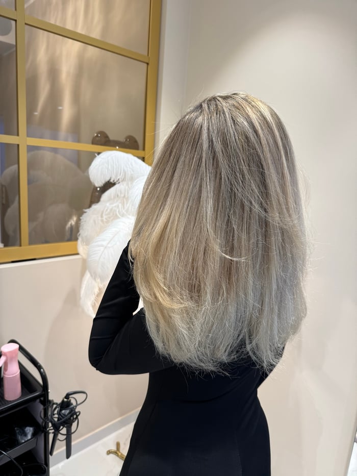Kühles silberblondes Balayage am Longbob, Seitenansicht